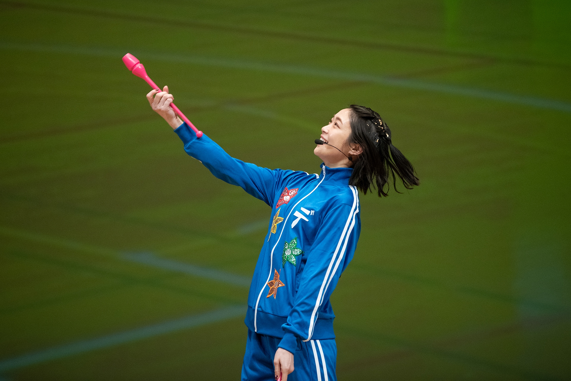 関内デビル」新テーマソングの決定を報告する加村真美（左）と大場英治