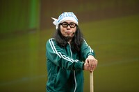 痛風のつらさを説く大場英治。