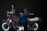 バイクにまたがる加村真美。