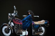 バイクにまたがる加村真美。