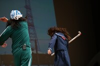 大場英治（左）が加村真美（右）にビンタをするも、音効との息が合わない。