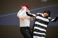 ぶつかる大場英治（左）と加村真美（右）。