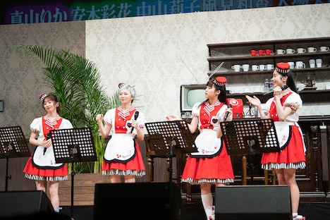 東京メトロポリタンズ（左から真山りか、安本彩花、中山莉子、風見和香）