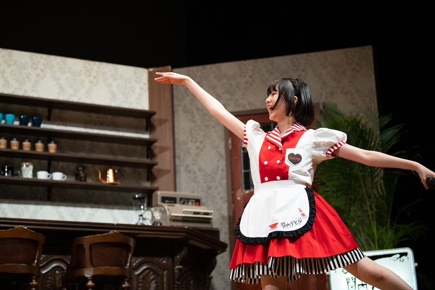 ふらふらと踊る小久保柚乃（私立恵比寿中学）。