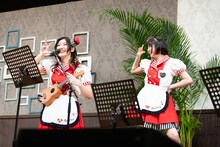 小林歌穂とウクレレレボリューション（左から小林歌穂、小久保柚乃）