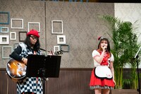 「Everything」を歌うHINASIA（左）。