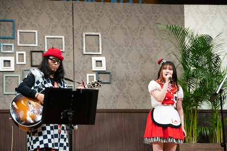 「Everything」を歌うHINASIA（左）。