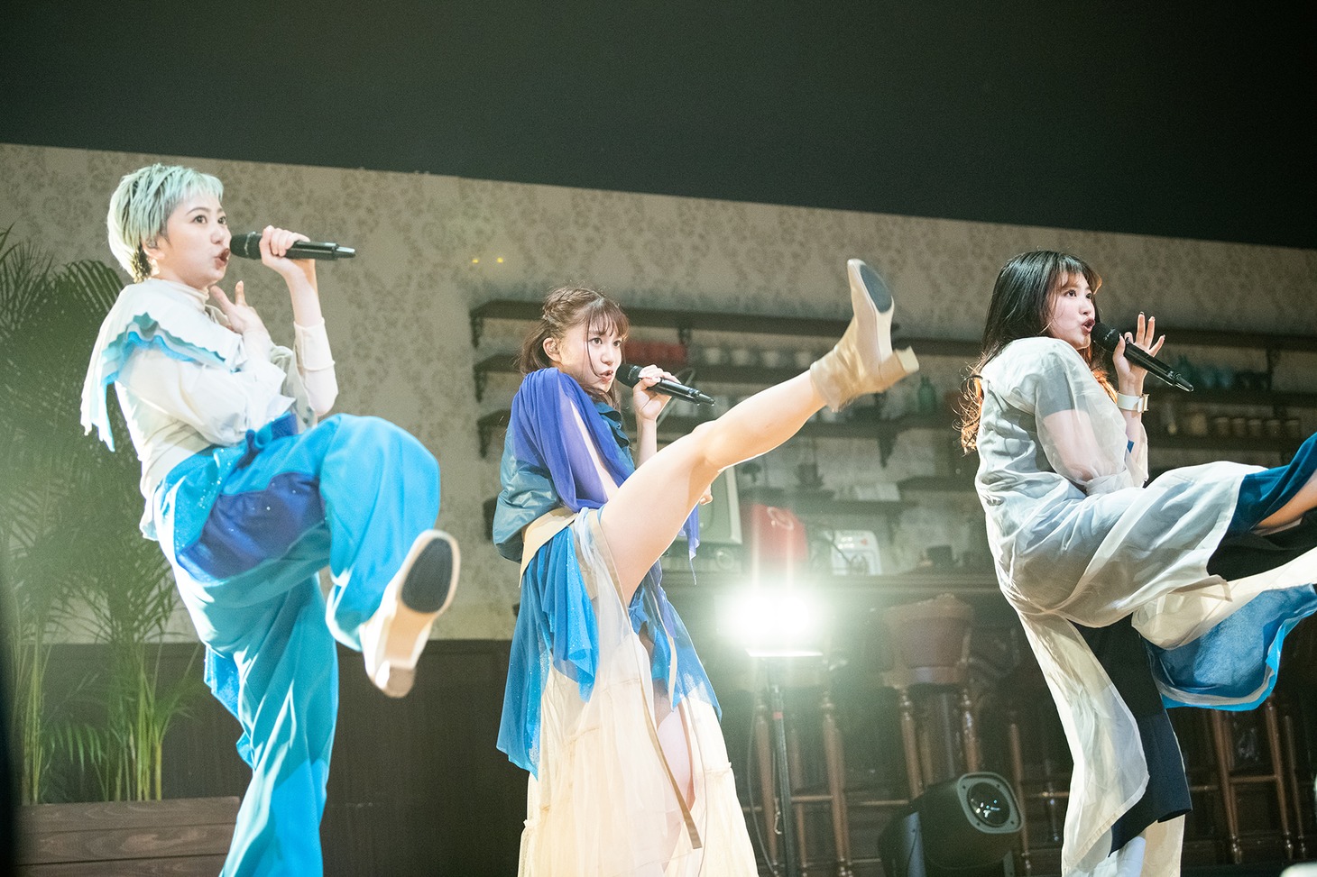 左から安本彩花、星名美怜、柏木ひなた。