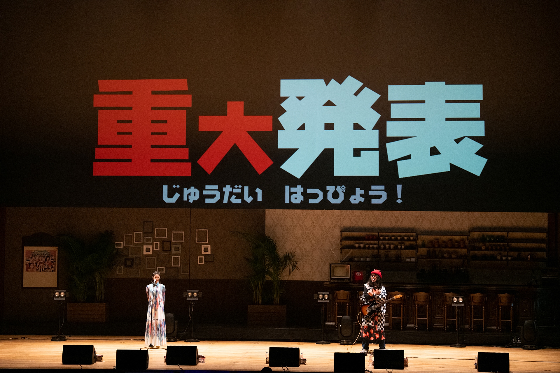 関内デビル」新テーマソングの決定を報告する加村真美（左）と大場英治
