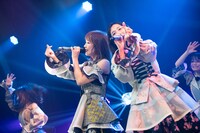 #ババババンビの吉沢朱音（左）と水湊みお（右）。