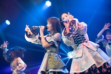 #ババババンビの吉沢朱音（左）と水湊みお（右）。