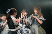 涙が出ない近藤沙瑛子（右から2番目）。