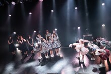 先輩たちにお辞儀する#YOYOYO（右）。