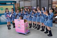 箱の中から登場した櫻井もも。(c)YOANI