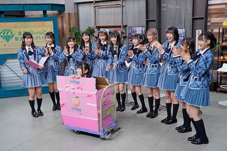 箱の中から登場した櫻井もも。(c)YOANI