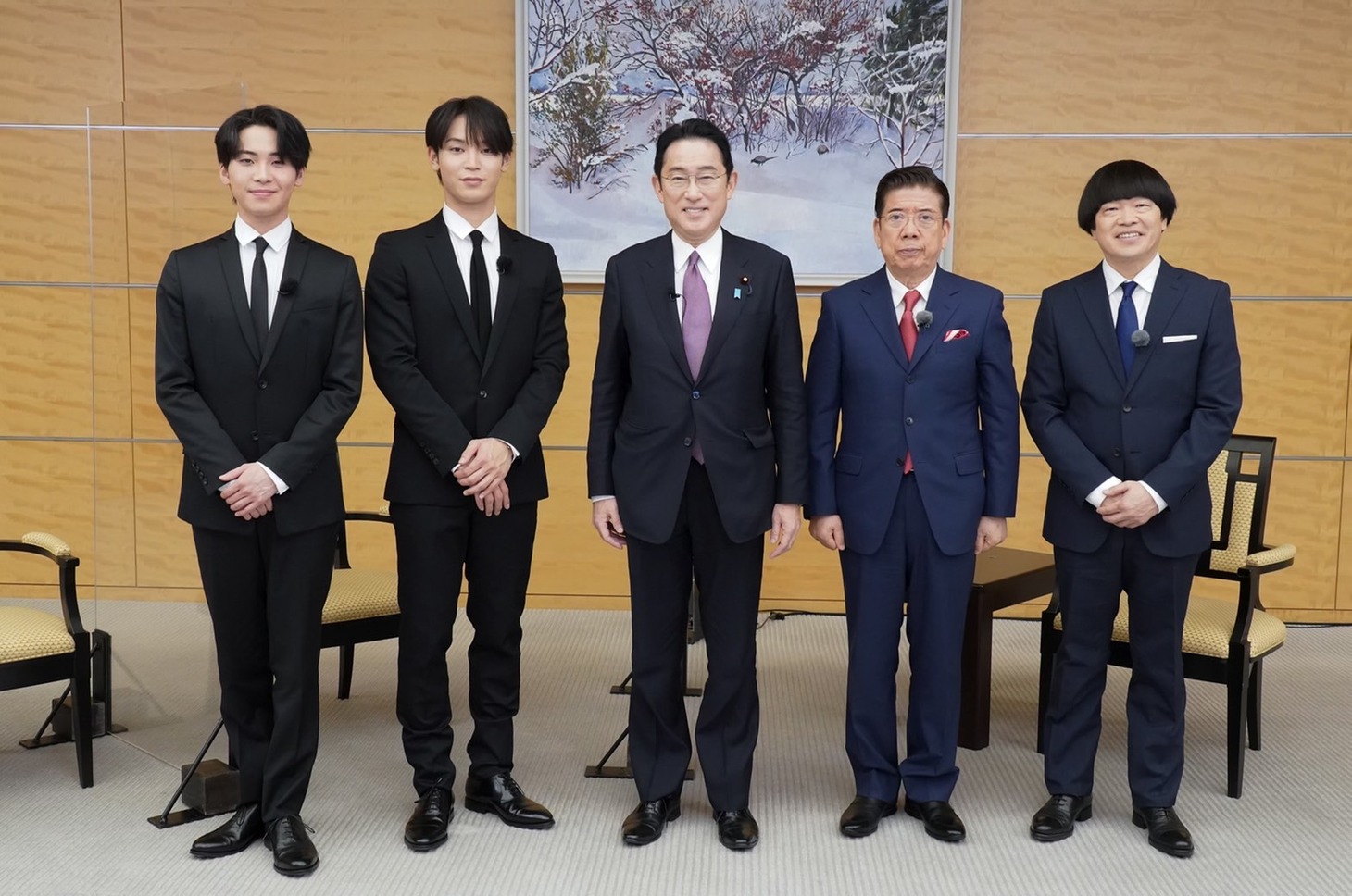 左から川尻蓮、與那城奨、岸田文雄内閣総理大臣、西川きよし、蛍原徹。(c)吉本興業