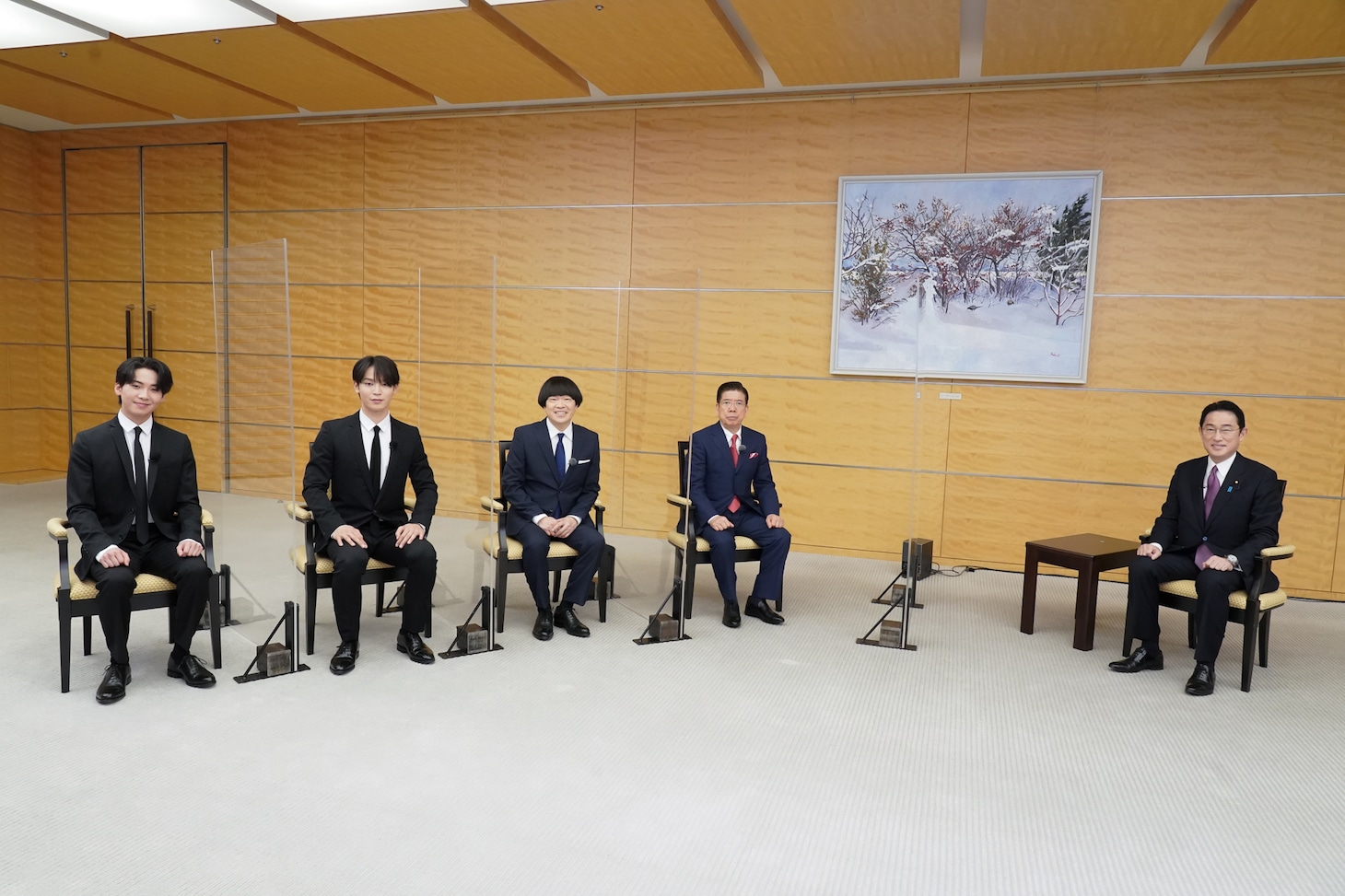 左から川尻蓮、與那城奨、蛍原徹、西川きよし、岸田文雄内閣総理大臣。(c)吉本興業