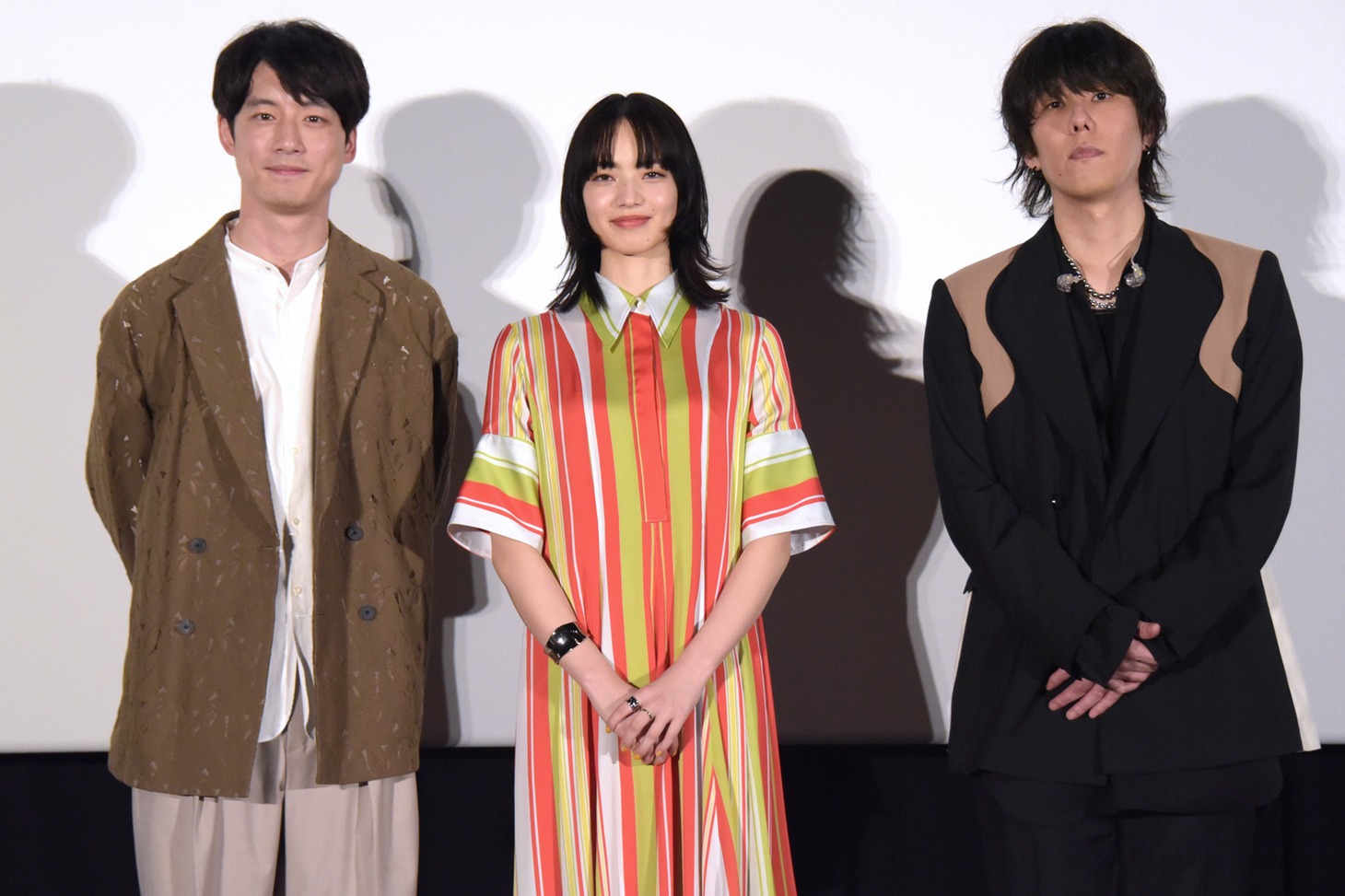左から坂口健太郎、小松菜奈、野田洋次郎（RADWIMPS）。