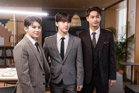 左からWOOZI、DINO、JUN。