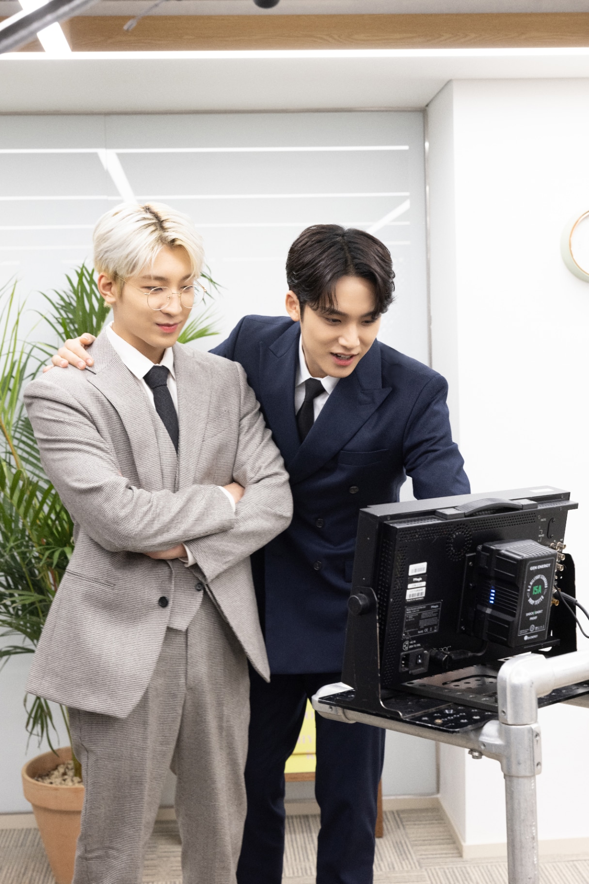 左からWONWOO、MINGYU。