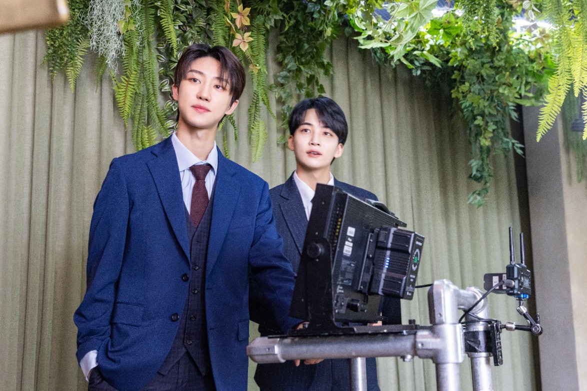 左からTHE 8、JEONGHAN。