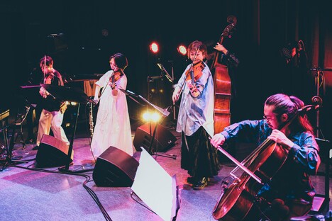 アコースティック編成のバンドによるライブの様子。（撮影：西槇太一）