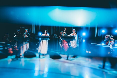 アコースティック編成のバンドによるライブの様子。（撮影：西槇太一）