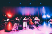 アコースティック編成のバンドによるライブの様子。（撮影：西槇太一）