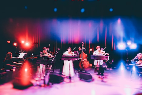 アコースティック編成のバンドによるライブの様子。（撮影：西槇太一）