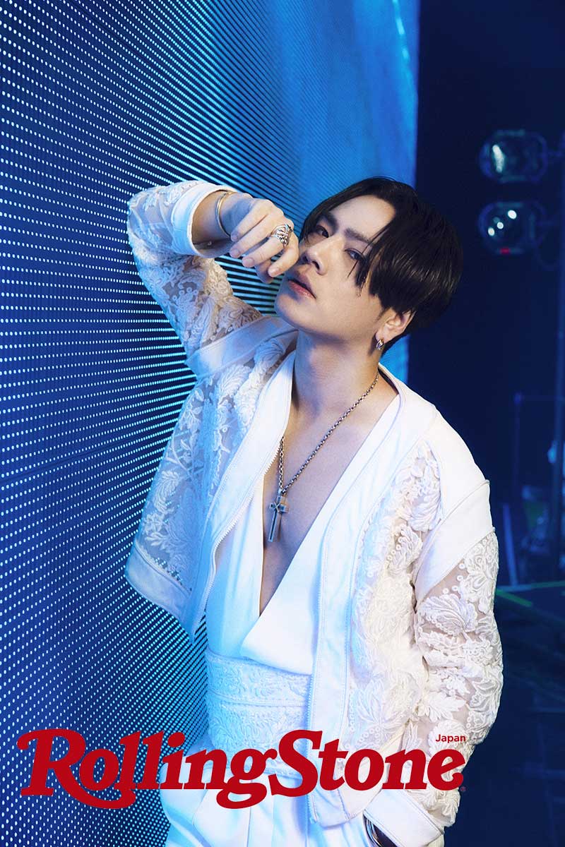 3月25日発売「Rolling Stone Japan」最新号表紙より。（Photo by Maciej Kucia）