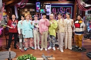 左から田中圭、BE:FIRST、千葉雄大。 (c)日本テレビ