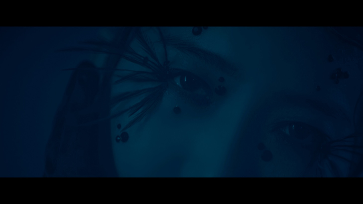 Cö shu Nie「迷路 ～本編～」ミュージックビデオより。