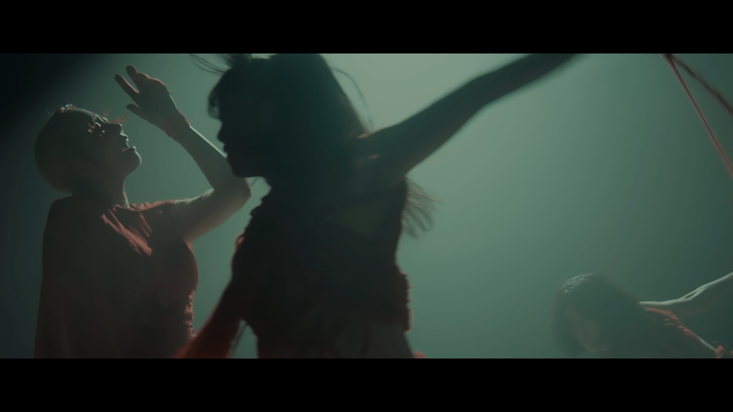 Cö shu Nie「迷路 ～本編～」ミュージックビデオより。