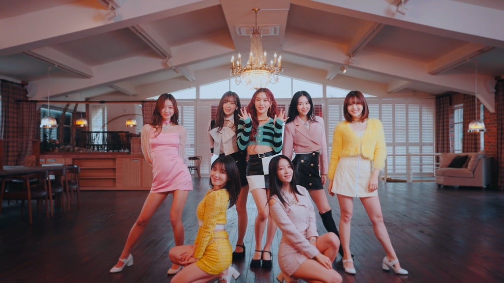 OH MY GIRLが春色まとい水しぶきダンス、「Dolphin Japanese ver