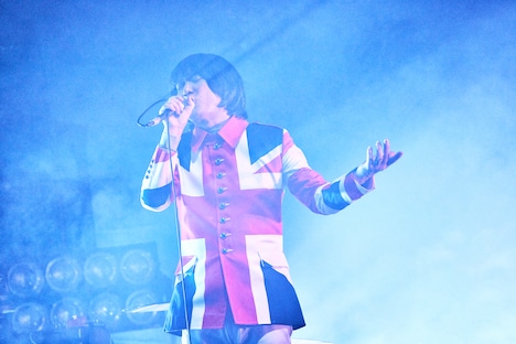 加藤ひさし（Vo）（撮影：後藤倫人）