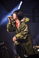 加藤ひさし（Vo）（撮影：後藤倫人）