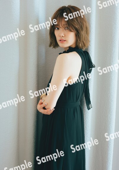 乃木坂46 樋口日奈 1st写真集（タイトル未定）特典ポスターBサンプル画像（撮影：前康輔）