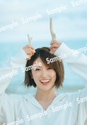 乃木坂46 樋口日奈 1st写真集「恋人のように」特典ポスターCサンプル画像(撮影:前康輔)