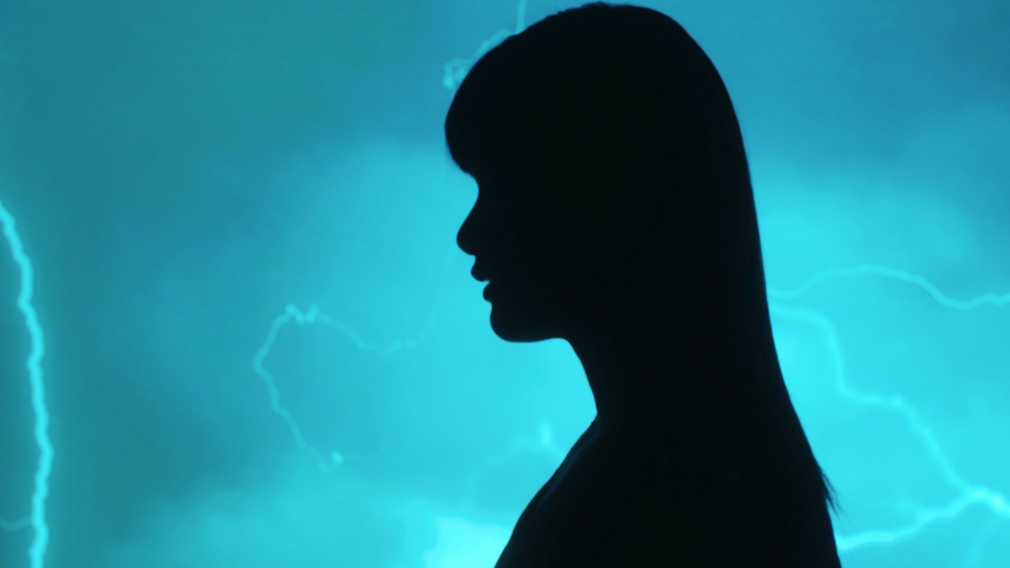 久保あおい「嘘だらけ（MONDO GROSSO remix）」ミュージックビデオより。