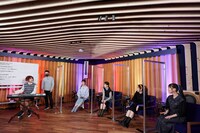 ナタリーの新しい社歌を作詞するももいろクローバーZ。（撮影：はぎひさこ）