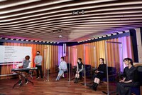 ナタリーの新しい社歌を作詞するももいろクローバーZ。（撮影：はぎひさこ）