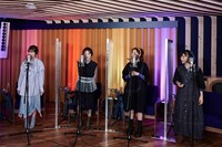 マイクの前に立つももいろクローバーZ。（撮影：はぎひさこ）