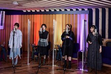 マイクの前に立つももいろクローバーZ。（撮影：はぎひさこ）