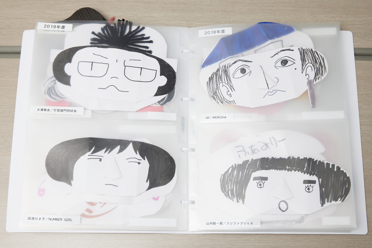 左下が田渕ひさ子、右上がUKの人形の顔。(撮影:梅原渉)