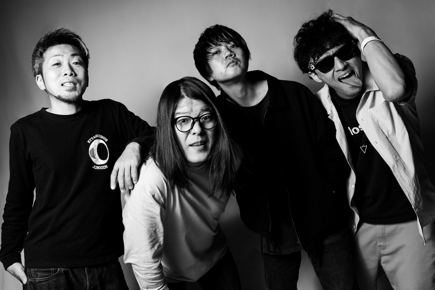 SHIMA。右端がSHINYA SYODA（B, Vo）。