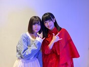 「私、アイドル辞めます」舞台挨拶時の花音（左）と実玖（右）。