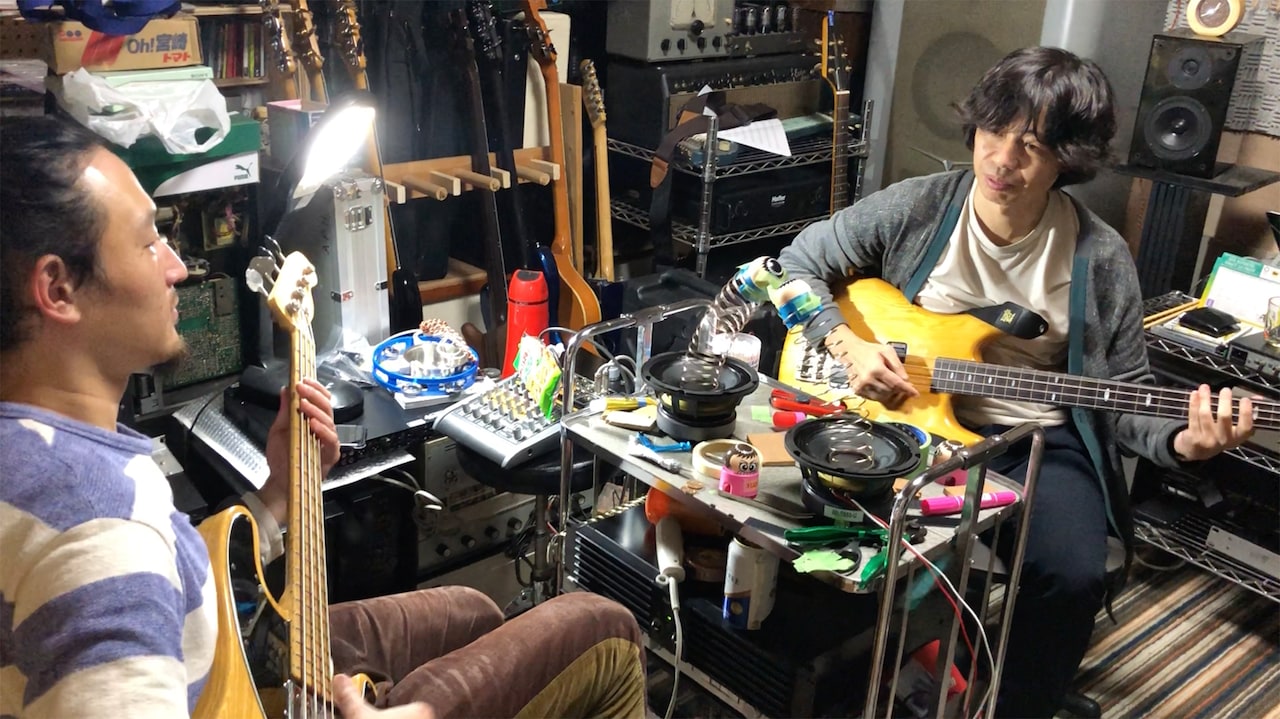 機材を試作する砂山氏(左)と和賀氏(右)。