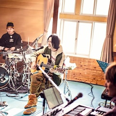 菅田将暉がひさびさのバンド編成ライブで熱唱、雪が積もるサウンドビレッジから届けた渾身の13曲