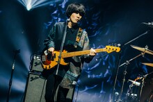 Saucy Dogの秋澤和貴（B）。（撮影：白石達也）