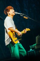 Saucy Dogの石原慎也（Vo, G）。（撮影：白石達也）